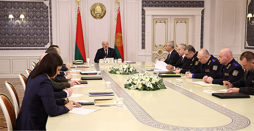 Лукашенко: нам надо сплотиться сейчас, чтобы здесь не летали ракеты и на Беларусь не бросали бомбы