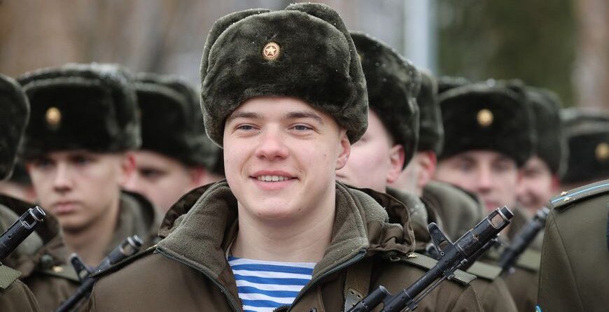 Лукашенко: мы гордимся защитниками Отечества всех поколений, которые с честью выполняли воинский долг