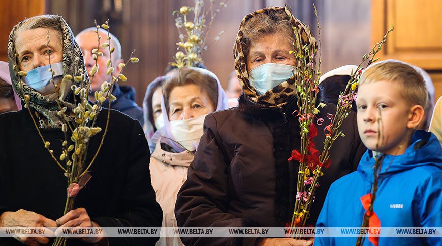 Православные верующие празднуют Вербное воскресенье