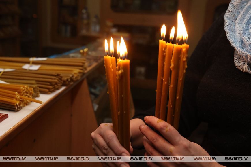 Православные верующие празднуют Сретение Господне