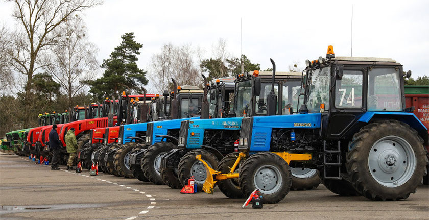 Госавтоинспекторы проводят профилактические мероприятия по предупреждению ДТП с участием транспорта сельхозпредприятий