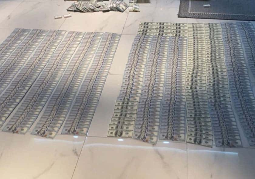 Более $1 млн изъяли в доме собственника компании по продаже катеров, подозреваемого в уклонении от уплаты налогов