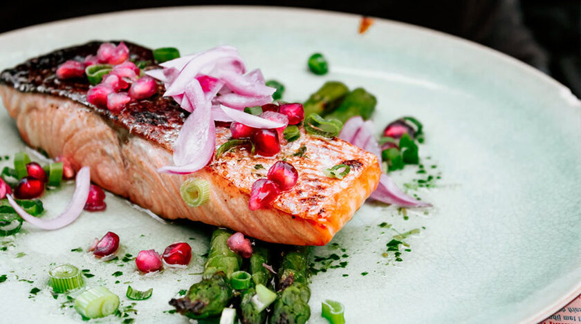 Врач рассказал, какие продукты стабилизируют давление. Что включим в рацион?