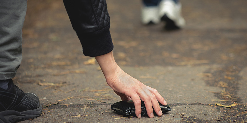 Студент академии подобрал чужой кошелек и стал фигурантом уголовного дела