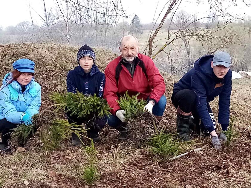 Учащиеся и педагоги Савской школы дружно приняли участие в наведении порядка