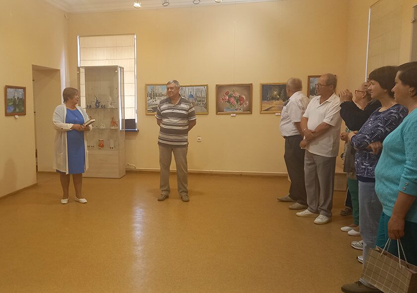 Презентация персональной выставки живописи «Красочный дебют» члена народного любительского объединения «Мастацтва» Юрия Антропенко