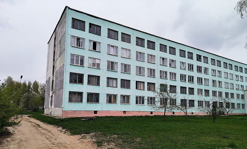 В Кировске горело общежитие – из здания самостоятельно эвакуировались 50 человек