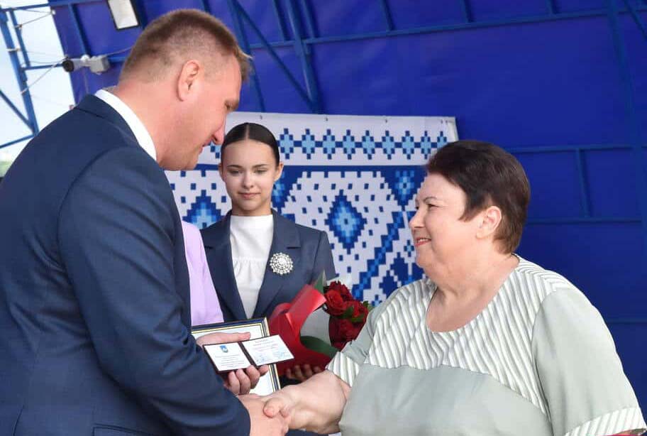 Звание почетного гражданина присвоили Надежде Онуфриевой на юбилейном торжестве в Мяделе