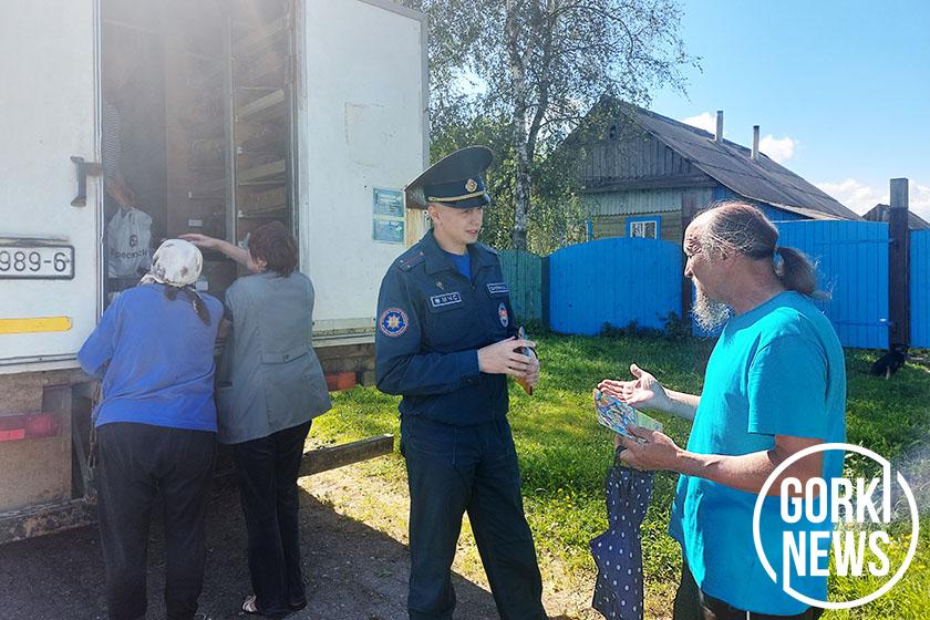 Сотрудники РОЧС отправились по маршрутам автолавки. Спасатели проводят беседы о безопасности