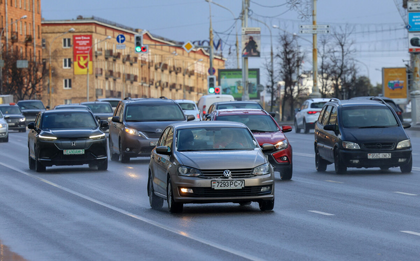 Автолюбитель рассказал, как без посторонней помощи убрать с дороги машину, которая заглохла