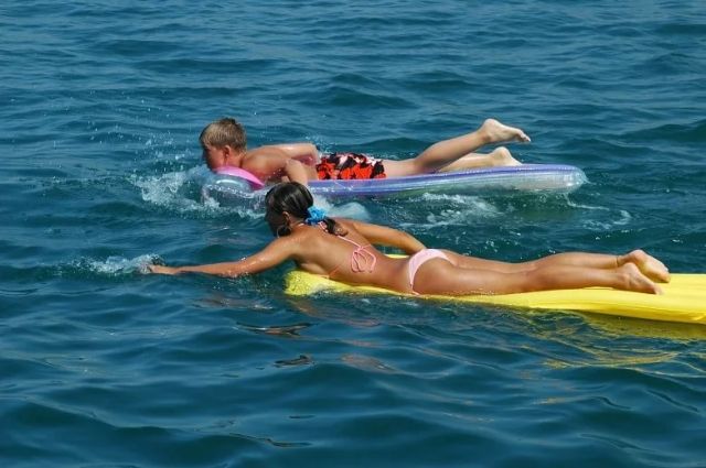 Купальщики на матрасах — отдельная головная боль для спасателей