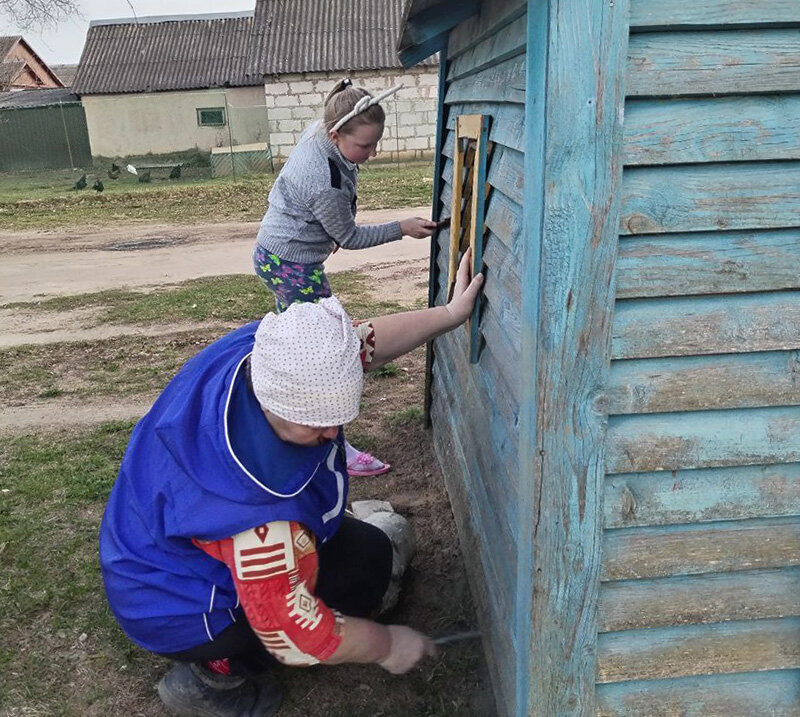 Добровольцы разных профессий и возраста объединили усилия, чтобы обновить детскую площадку в деревне Добрая