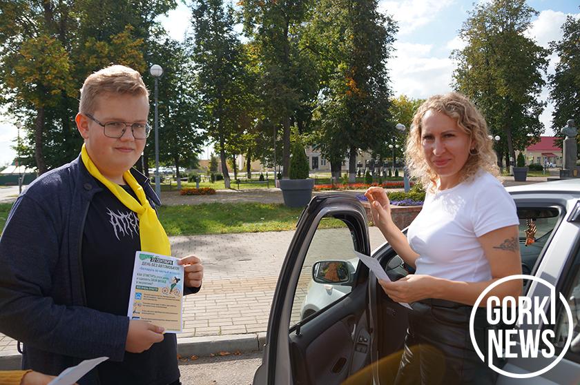 Накануне Дня без автомобиля спросили у горожан о его значении и вручили им тематические листовки