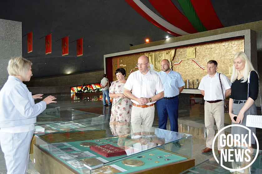 Экскурсия в музей и цветы к подножию мемориала