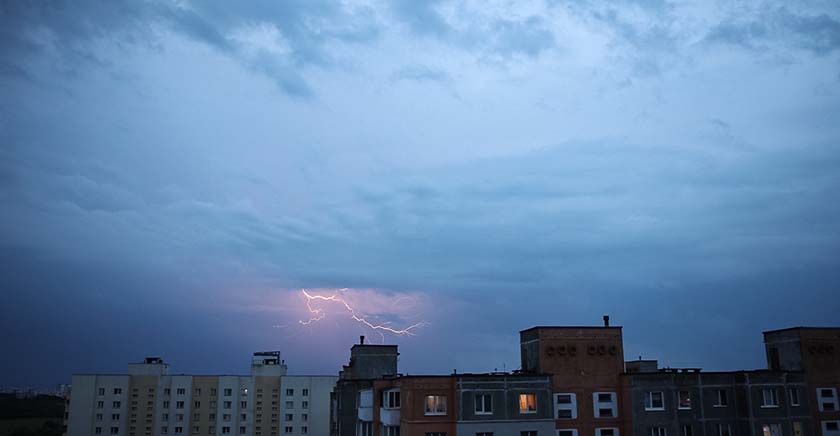 В МЧС рассказали, как вести себя при сильном ветре и грозе