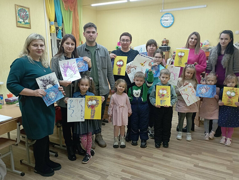 Мастер-класс «Удивительное рисование» погрузил в творческую атмосферу детей и их родителей