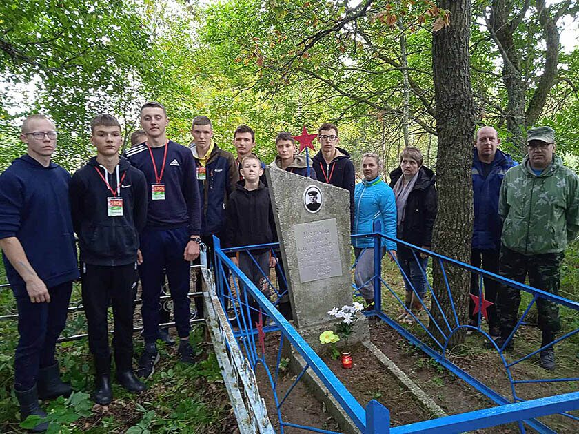 Облагородили могилу участника битвы под Ленино, установили новый медальон