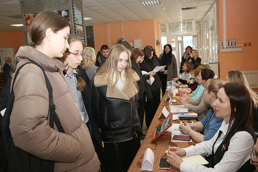 156 школьников поучаствовали в ярмарке целевой подготовки в Горках