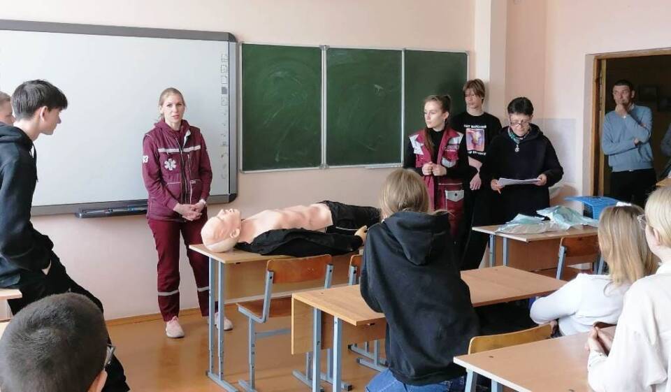 Уроки медицинской грамотности преподали фельдшеры скорой медицинской помощи десятиклассникам СШ № 2