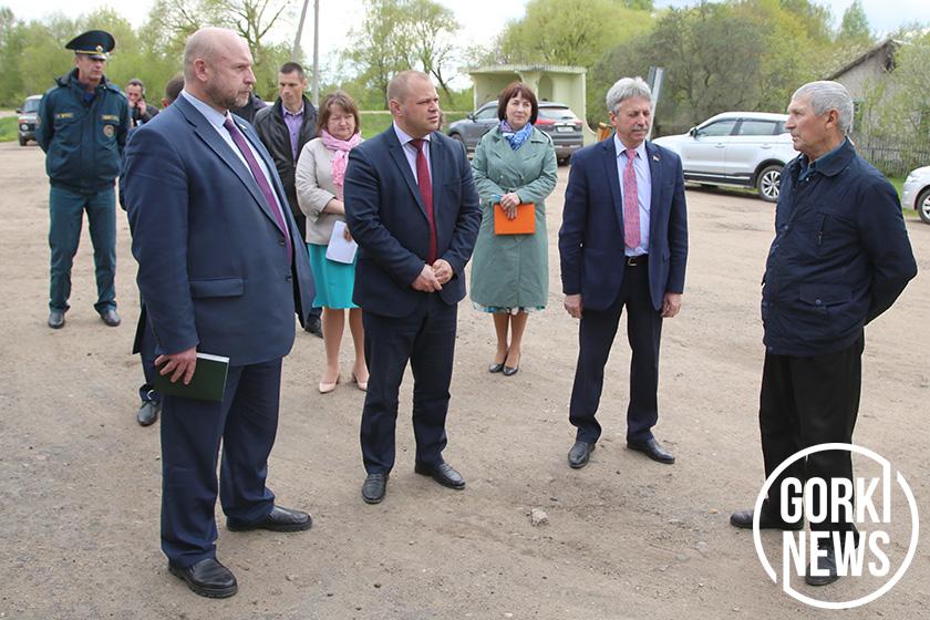 Жители Маслаки и Аниковичи задали свои наболевшие вопросы власти