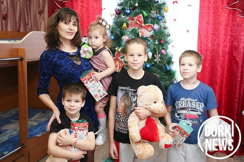 Дети из двух многодетных семей получили подарки в рамках благотворительной кампании «Елка желаний»