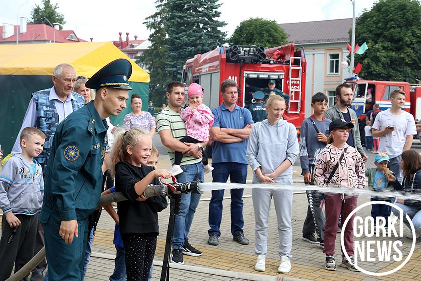 Парад техники и водная феерия: в Горках отметили День пожарной службы