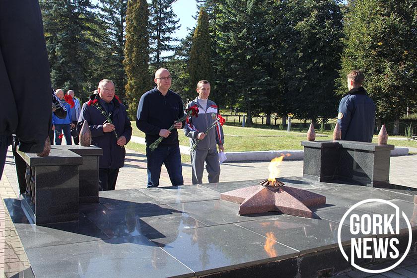 Цветы к вечному огню мемориала «Скорбящая мать» от Госкомитета по имуществу