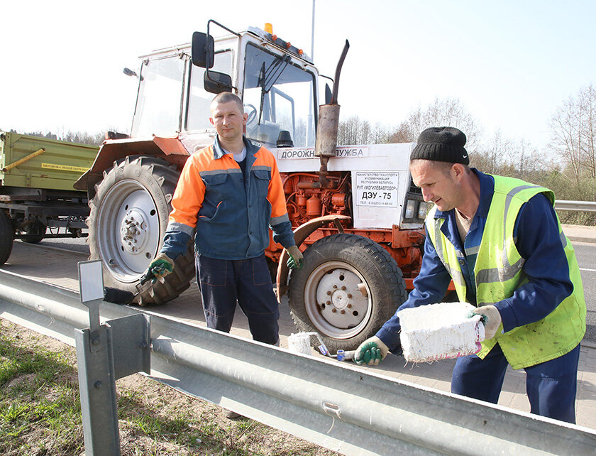 Фотофакт: работники ДЭУ-75 проводят покраску отбойников на мосту возле Оршанского озера