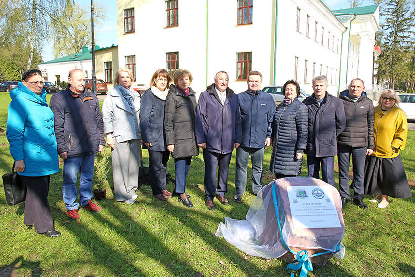 В рамках республиканского субботника в УО БГСХА организовали посадку Аллеи дружбы