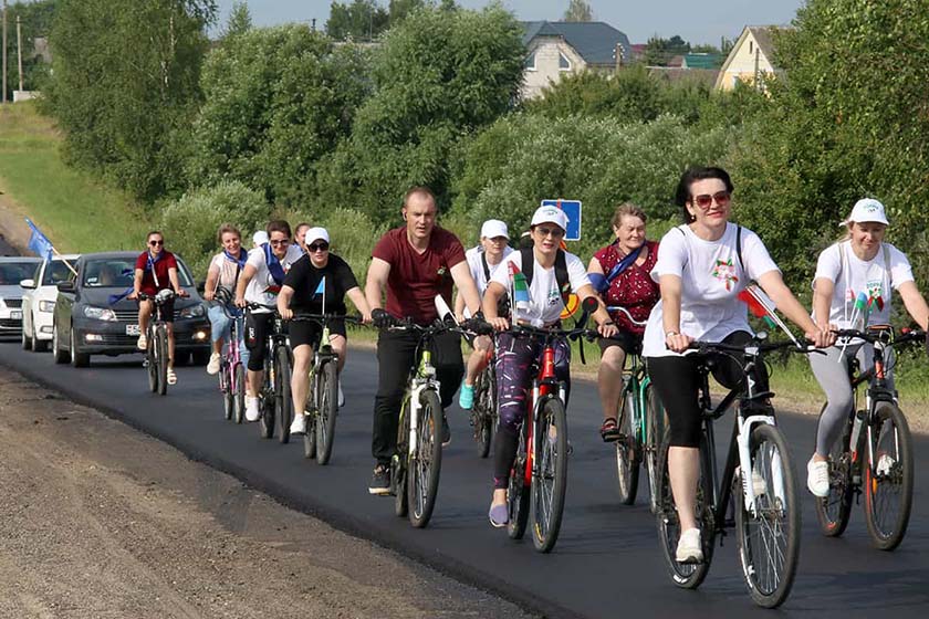 Профсоюзы организовали велопробег «Никто не забыт, ничто не забыто» и навели порядок на братской могиле в деревне Котелево