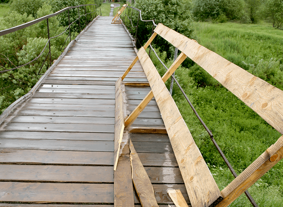 «Не можем сами никак спасти, помогите нам». Мост на Слободе снова ломают!