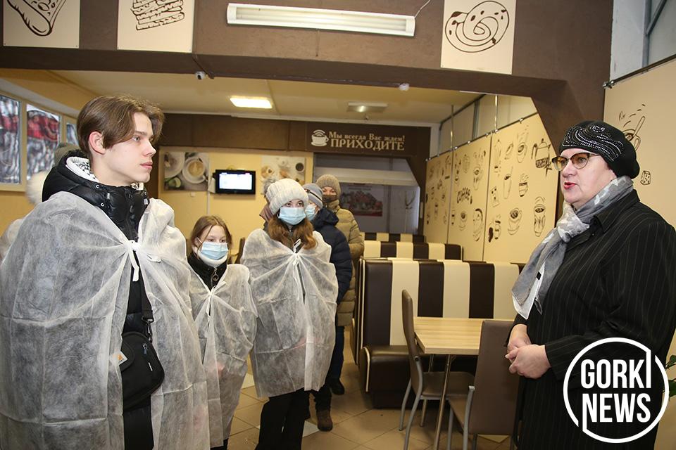 Мастер-класс по приготовлению смаженок и сосисок в тесте провели школьникам в мини-пекарне кафетерия магазина «Родны кут»