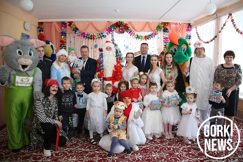 Новогоднее представление и подарки от сенатора. Фоторепортаж