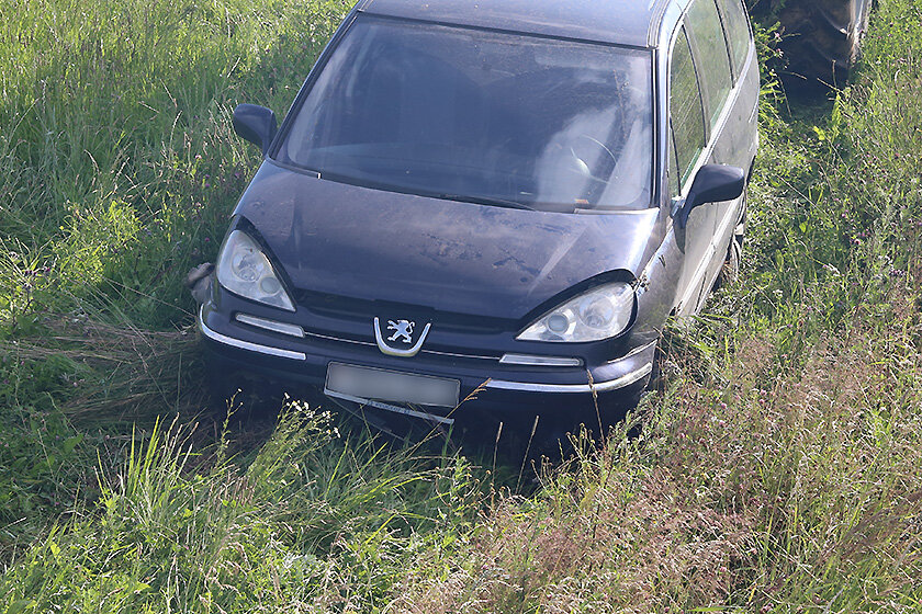 Съехал в кювет