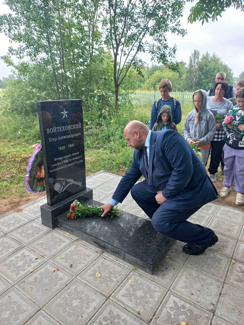 Митинг по случаю установки нового памятника на гражданском кладбище в Ректе