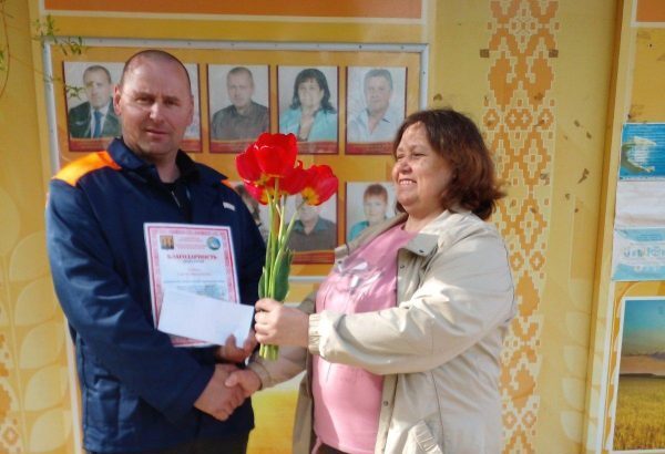 Так держать!  Чествование передовика на посевной