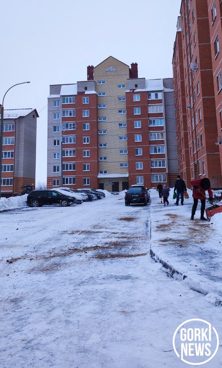Как горецкие жители убирают свои территории от снега?