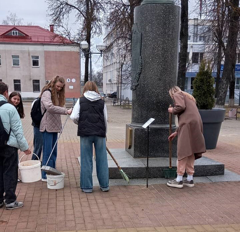 Учащиеся СШ № 2 навели порядок возле памятника Ивана Игнатьевича Якубовского