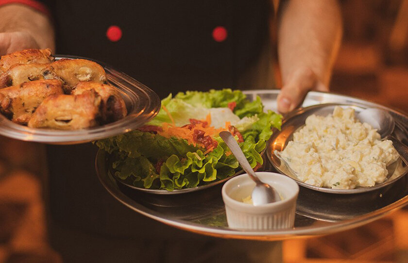 В Беларуси хотят закрепить в законодательстве, кому положены чаевые – официанту или кафе