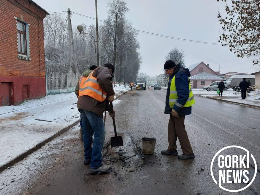 Посмотрите, как в Горках проводят ямочный ремонт дорог. Фоторепортаж
