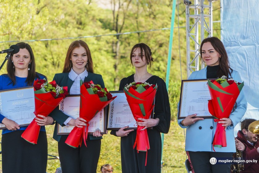 В Могилеве на празднике Первомая студентке БГСХА Яне Довбенко вручили диплом лауреата специальной премии облисполкома