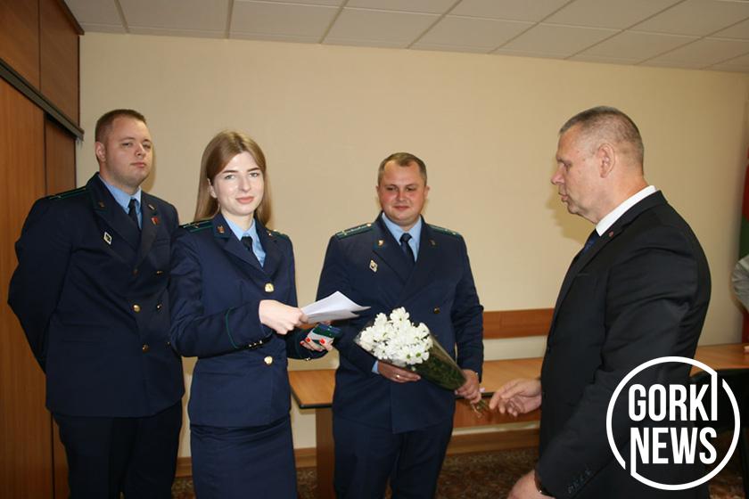 В прокуратуре Горецкого района сегодня прошло чествование заслуженного ветерана службы органов прокуратуры и молодого сотрудника