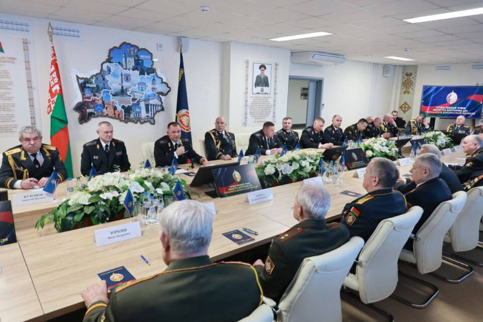 Министр внутренних дел встретился с высшим офицерским составом