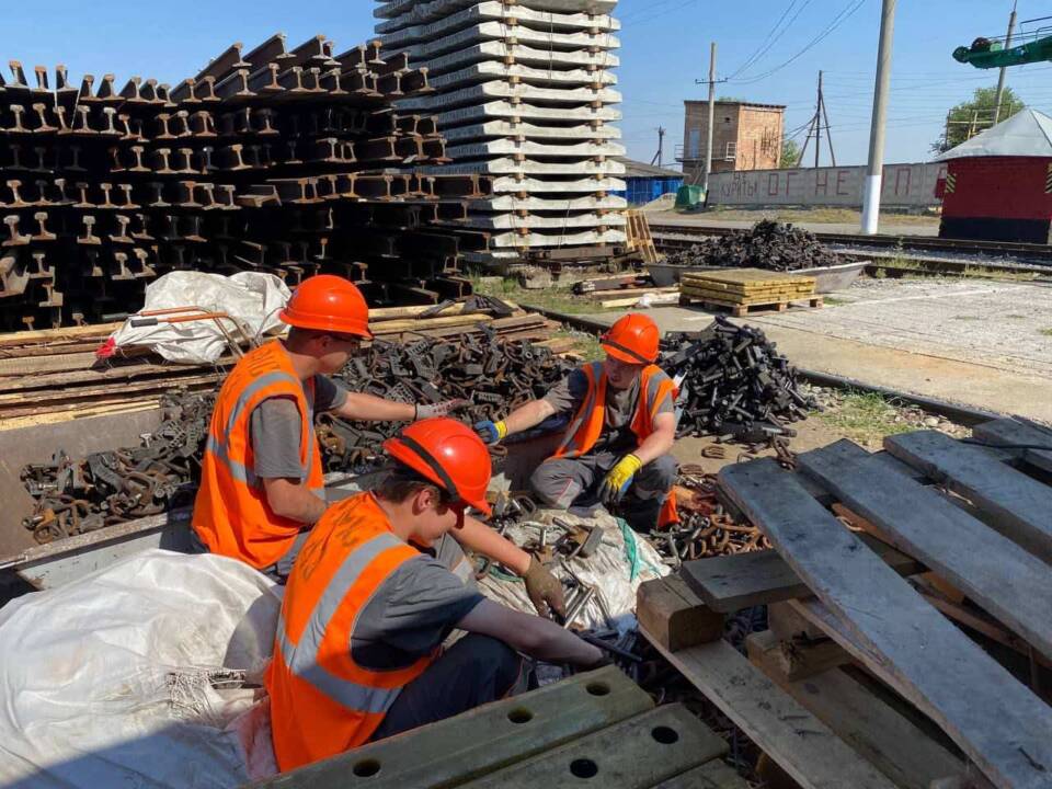 Студотряд из 13 студентов БГСХА трудится на реконструкции железнодорожного полотна в Краснодарском крае Российской Федерации