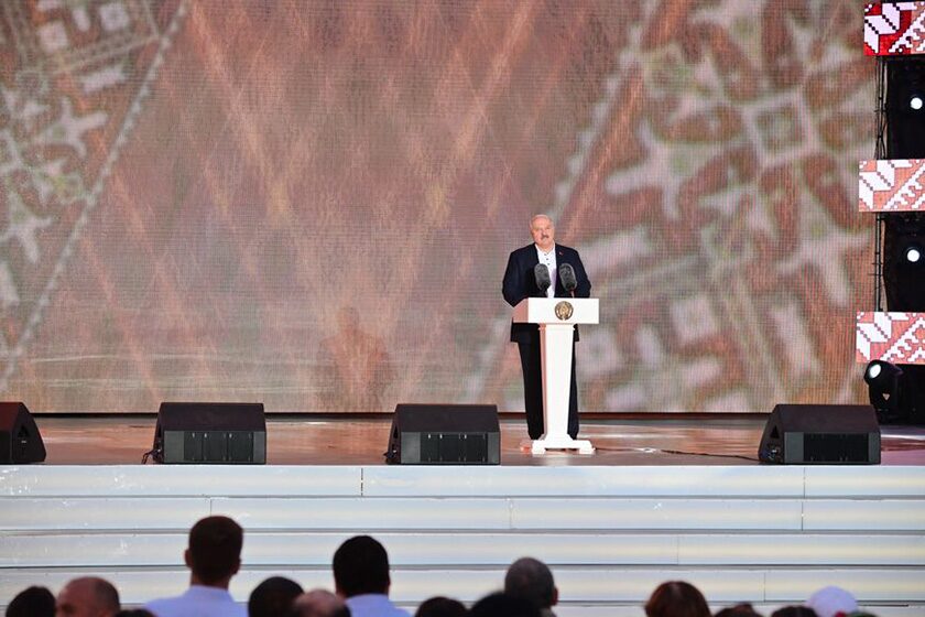Лукашэнка: мы ганарымся сваёй зямлёй, не адмовімся ад яе ні пры якіх абставінах.
