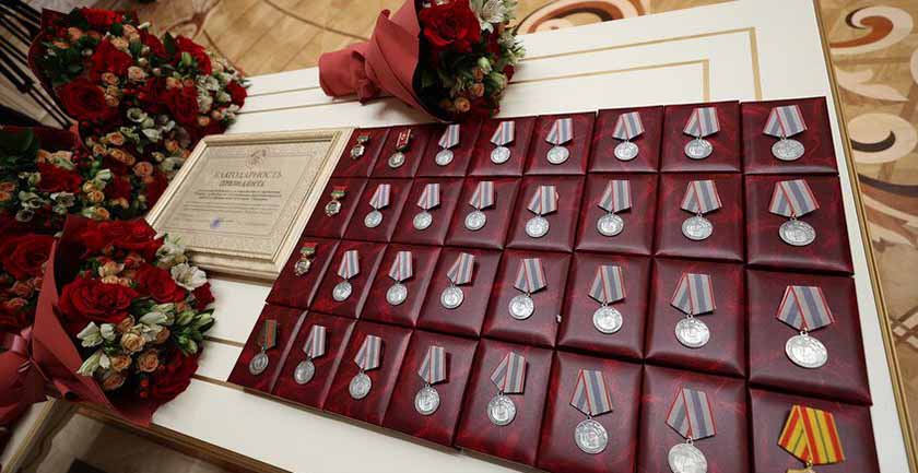 Лукашенко вручил госнаграды сотрудникам Управления делами Президента