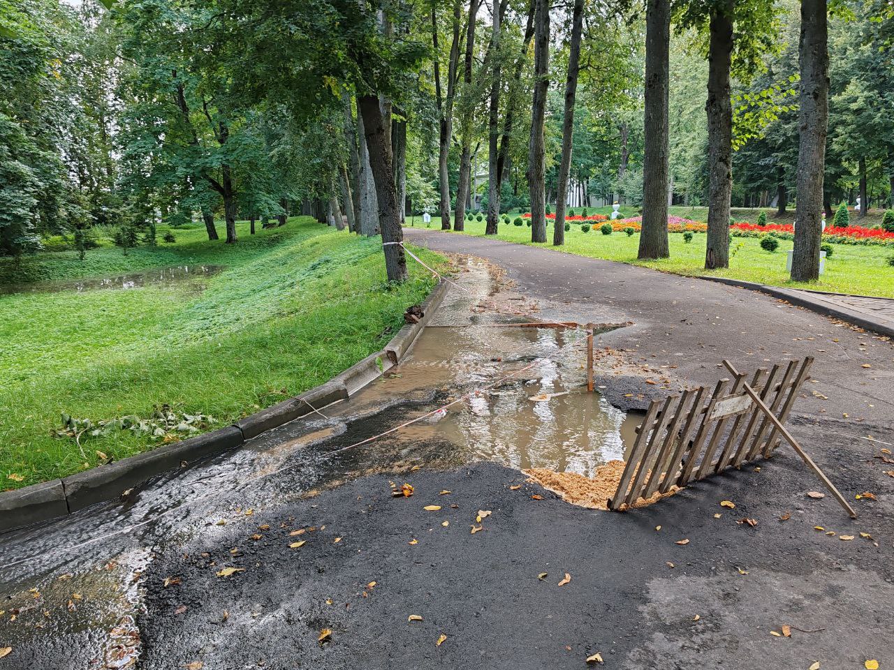 Из-под земли в районе корпуса № 4 УО БГСХА била вода. Жителей города беспокоило отсутствие реакции ответственной за ситуацию службы