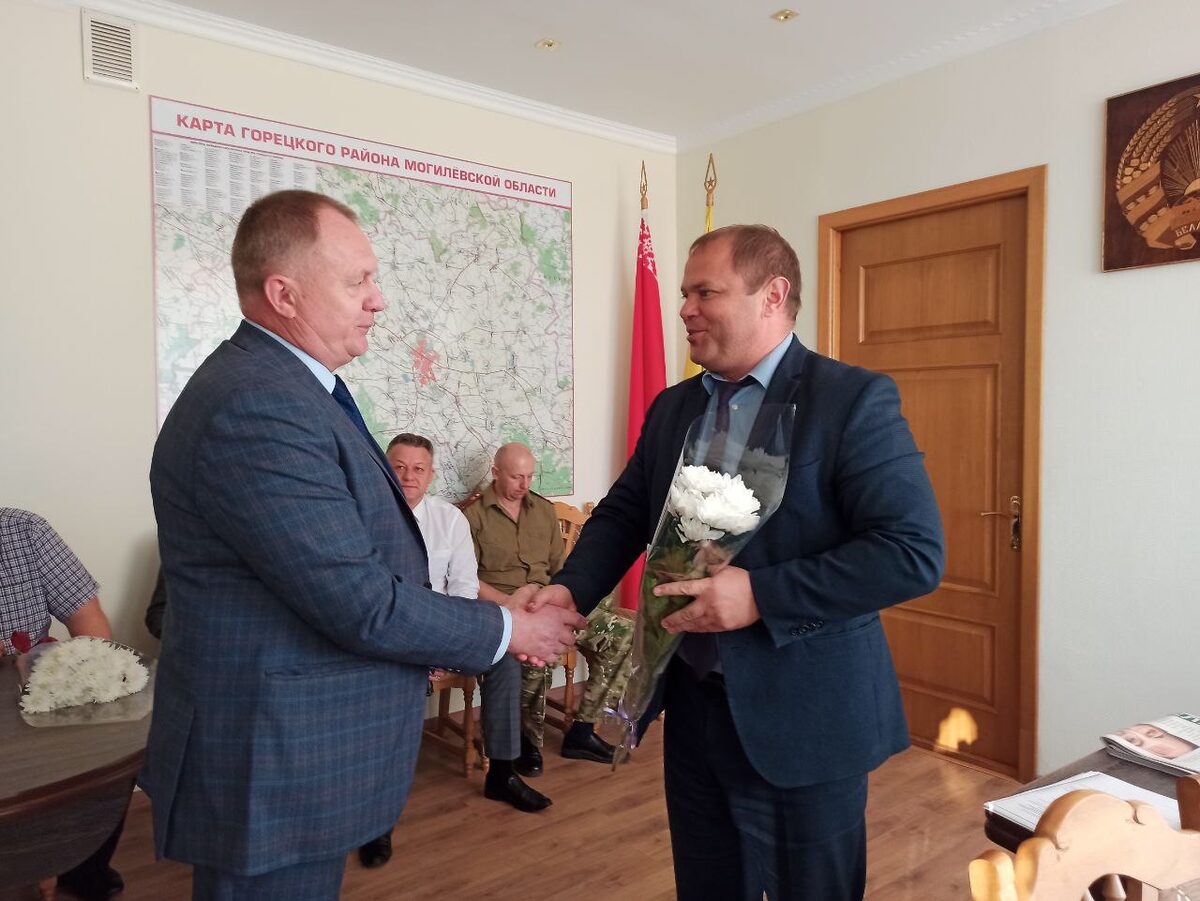 На планерке у председателя райисполкома чествовали с юбилеем директора гимназии