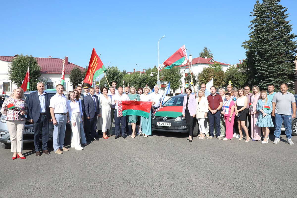 В праздник единства в Горках отметили автопробегом и посадкой деревьев