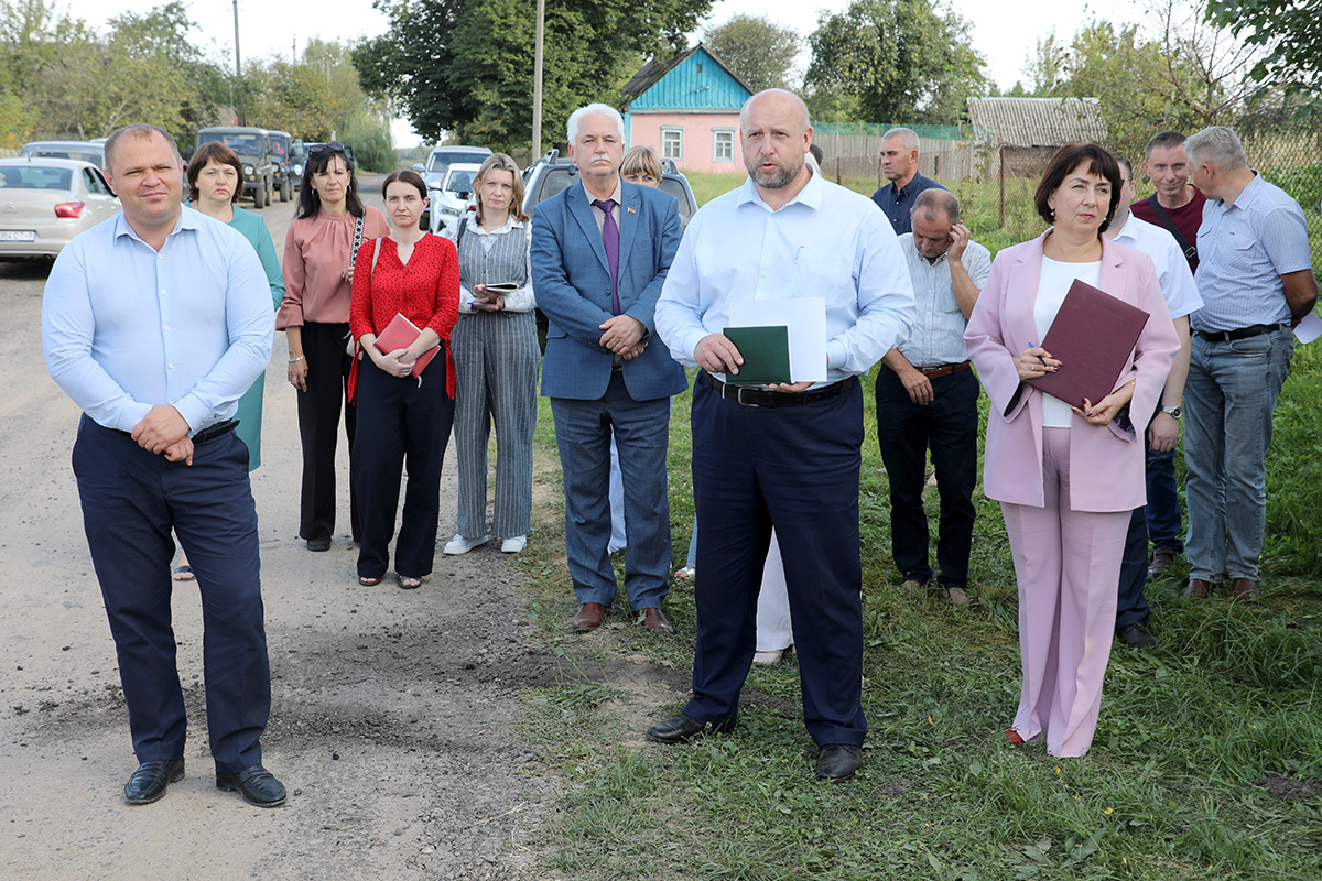 Руководство района встретилось с жителями деревни Славики и агрогородка Паршино